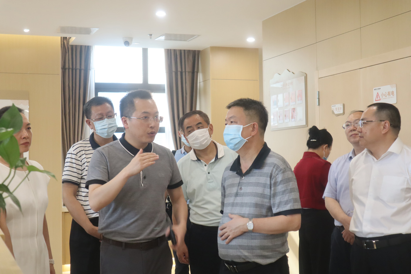 7月22日，廣東省民政廳廳長卓志強等一行蒞臨解放碑宜康百齡幫養老服務中心調研。 
